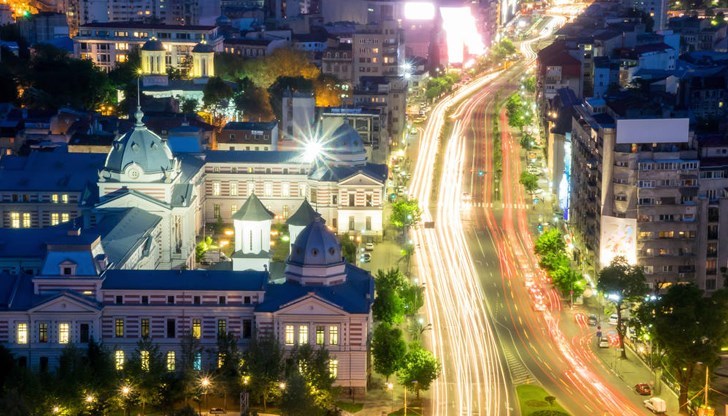 Сградата на румънския парламент се превръща в платно за впечатляващ спектакъл