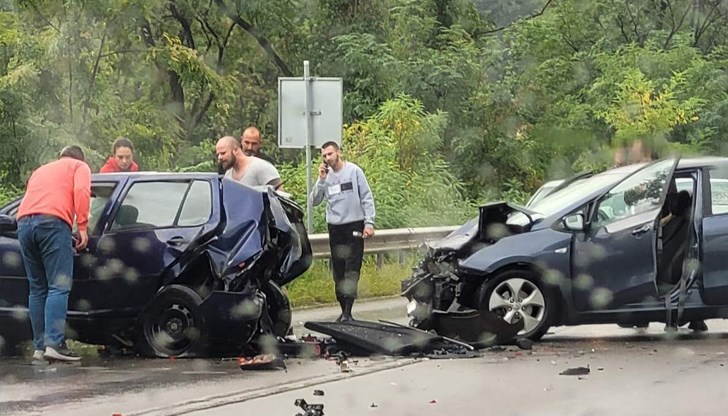 Два леки автомобила се удариха челно