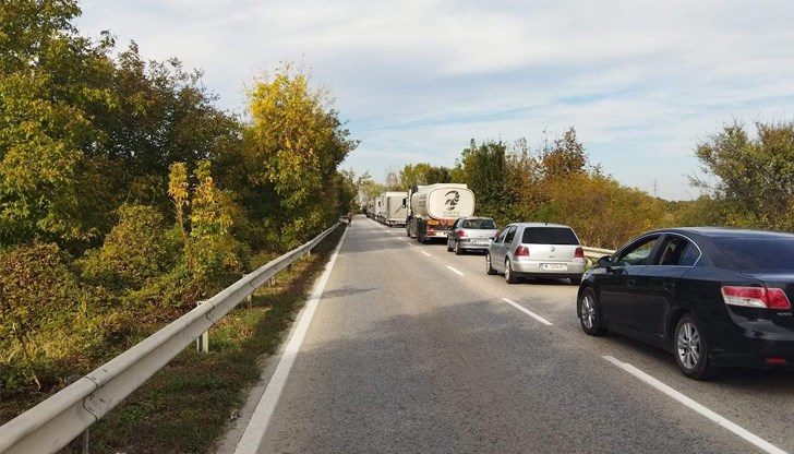 Движението в участъка при град Дунавци е временно ограничено