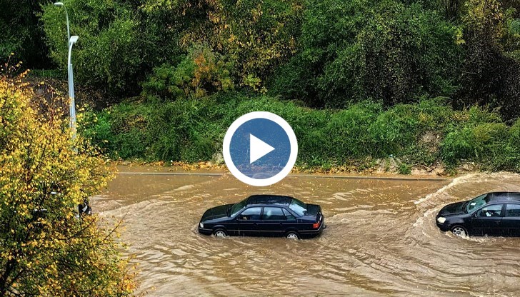 Автомобили са закъсали във воден капан