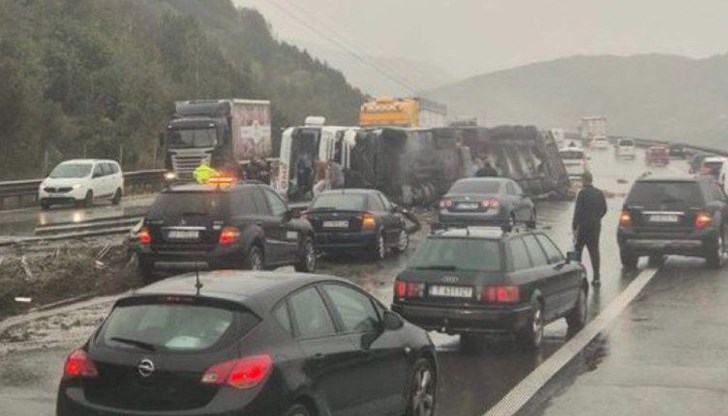 Движението в района на катастрофата е затруднено