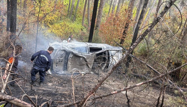 Съпрузите са останали приклещени в горящия им автомобил