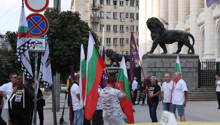 Протест пред Съдебната палата, организиран от Национален таксиметров синдикат, по повод наказателно дело във ВКС за предумишлен опит за убийство през 2017 г. на Апостол Вълчев