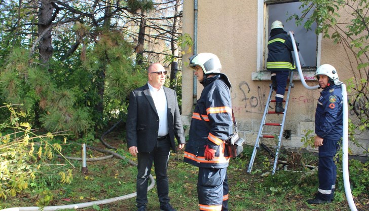 Огнена стихия погълна покрива на бившето училище в Червена вода