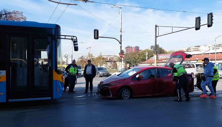 Удариха се автобус и две коли