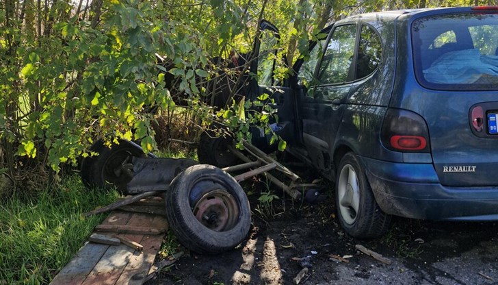 Неправилно изпреварване доведе до сблъсък между автомобил и каруца