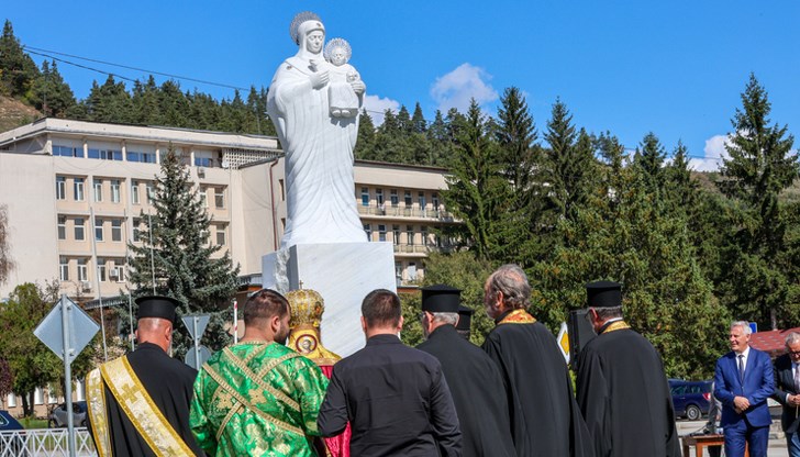 Скулпторът Асен Ботев създаде уникален паметник в родния си град