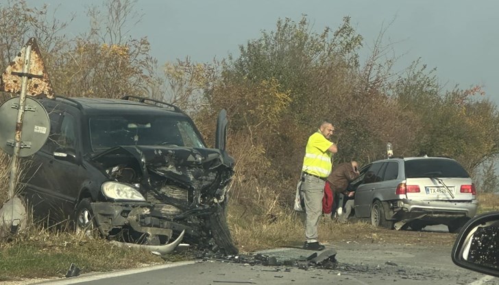 "БМВ" и "Мерцедес" се удариха на пътя между селата Гривица и Згалево