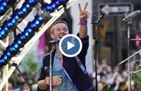 Вокалистът на Coldplay пропадна в дупка на сцената по време на концерт