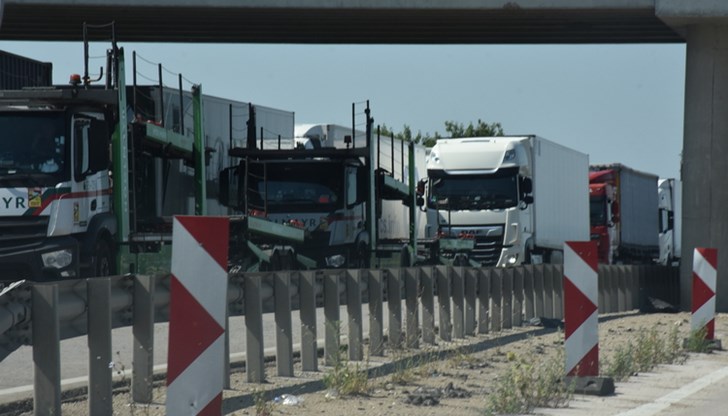 Забавяния за камиони на границата със Сърбия поради технически проблем