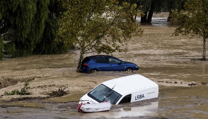 Продължава издирването на десетки изчезнали след водната стихия