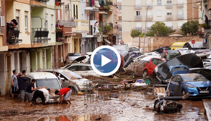 Десетки жертви на водната стихия, издирват двама българи