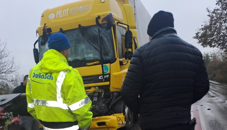 Ударът е между два тежкотоварни автомобила край село Куцина