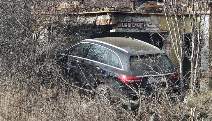 Лекият автомобил се е врязал в полуразрушена сграда край село Долно Камарци