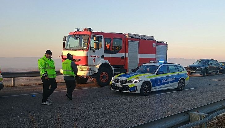 Ударът е между два леки автомобила