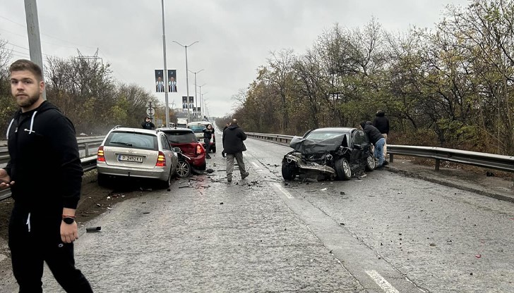 Сблъскали са се най-малко три леки автомобила