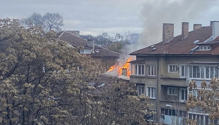 Пламъците са обхванали покрива на сградата