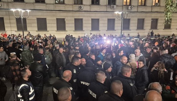 Противници и защитници на "Оръжията и човекът" излязоха на протест