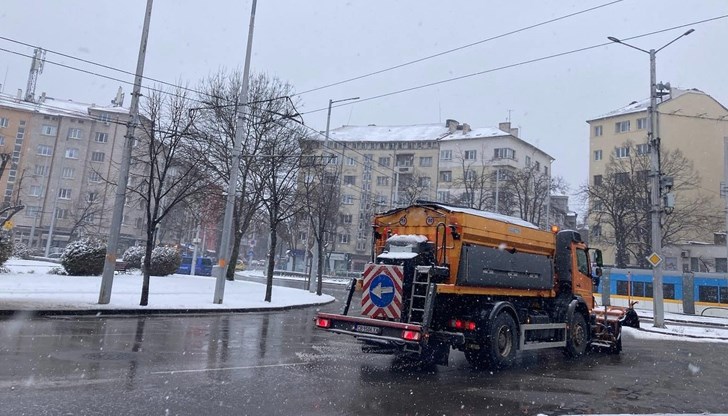 Първите обработки със смеси срещу заледяване са започнали от районите "Витоша" и "Овча купел", където снеговалежът е бил най-интензивен