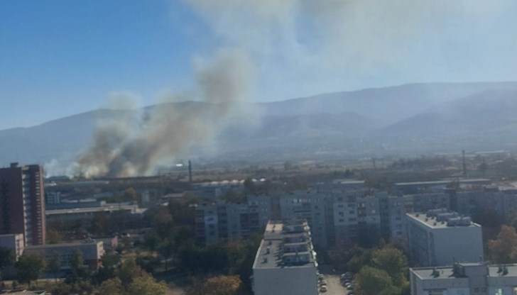 Четири пожарни екипа гасят сухите треви в района