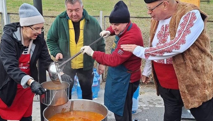 Фолклор и празнично настроение на мегдана в "Долапите"