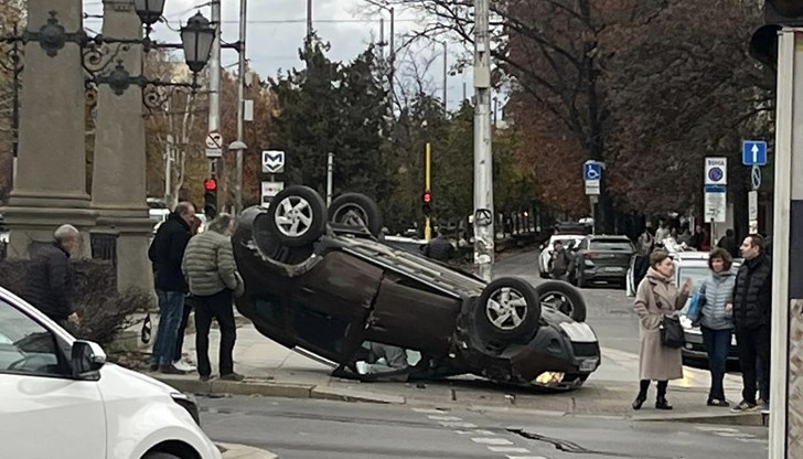 На мястото на инцидента има екипи на полицията и Спешна помощ