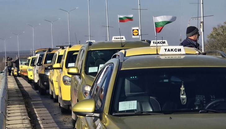 Таксиметровият бранш обявява война на застрахователите