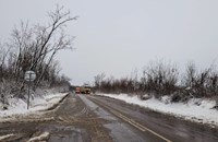 Пуснаха движението в една лента след сблъсъка на ТИР и снегорин край Обретеник