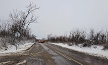 Пуснаха движението в една лента след сблъсъка на ТИР и снегорин край Обретеник