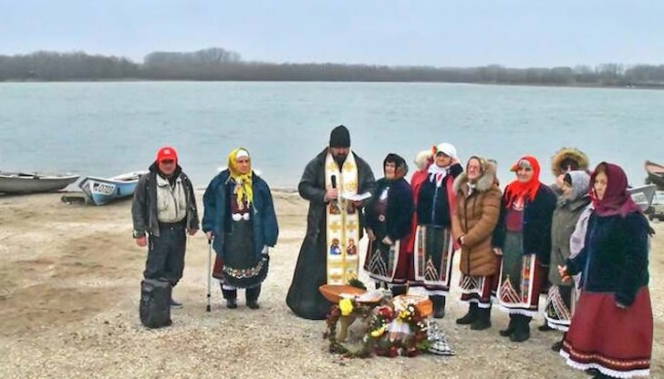 Древен ритуал събра рибарите в Тутракан на Никулден