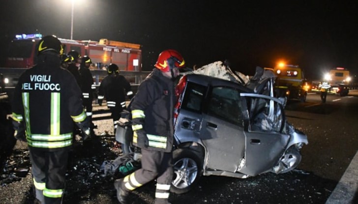 Шофьор преследва и блъска няколко пъти линейка, превозваща съпругата му след домашно насилие Шофьор преследва и блъска няколко пъти линейка, превозваща съпругата му след домашно насилие