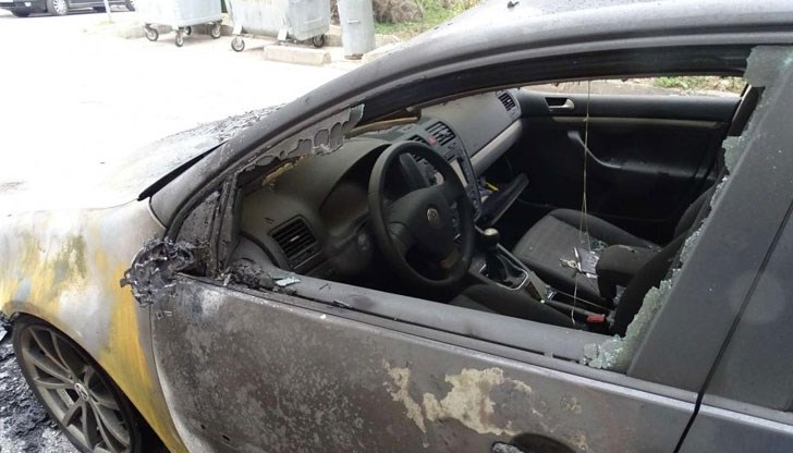 Огънят е обхванал купето и двигателя на автомобила Огънят е обхванал купето и двигателя на автомобила