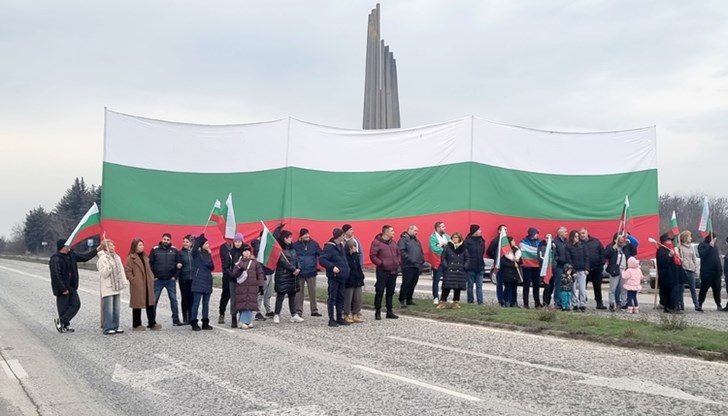 Демонстрантите развяха национален флаг над пътните платна и настояха за трайно решение на проблема с водоснабдяването