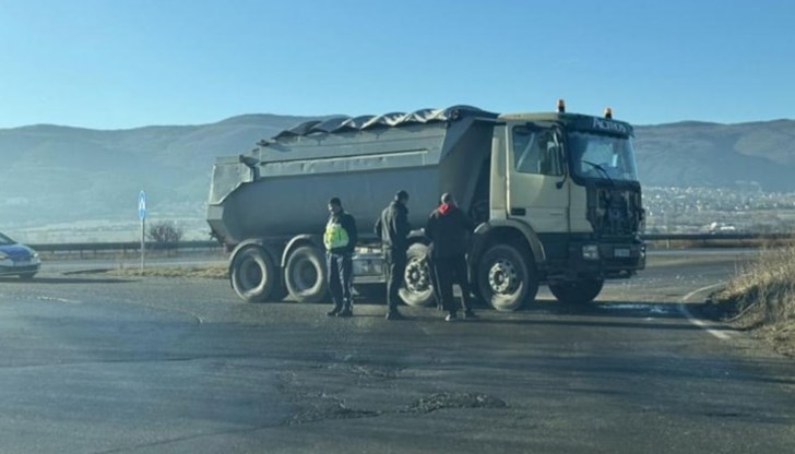 Тежкотоварният автомобил предизвика хаос край Лозен