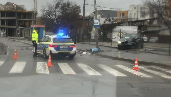 Автомобилът се е движил с висока скорост преди да се забие в уличен стълб