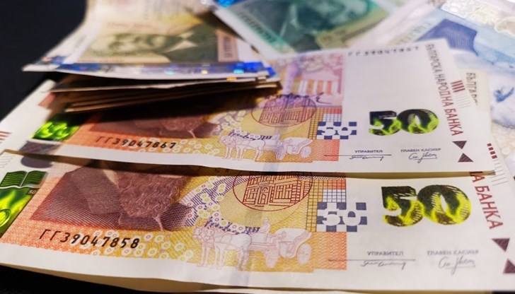 Трима мъже са влезли в дома на мъжа под предлог, че ще пръскат срещу насекоми Трима мъже са влезли в дома на мъжа под предлог, че ще пръскат срещу насекоми