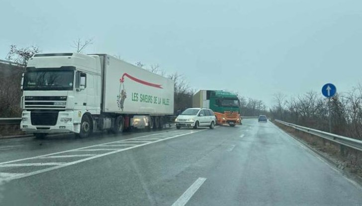 Верижна катастрофа блокира движението край Ябланица