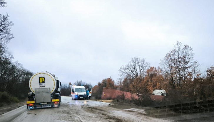 Два ТИР-а са излетели от пътното платно край Радомирци