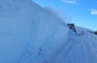 Чистят триметрови преспи сняг в Троянския проход