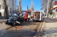 Автомобил се заби в дърво в центъра на Хасково