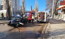 Автомобил се заби в дърво в центъра на Хасково