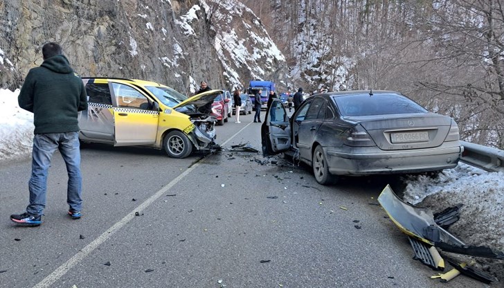 Два леки автомобила се удариха край разклона за село Забърдо