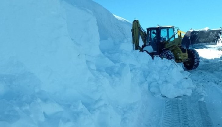 АПИ разчиства снега на билото на Стара планина