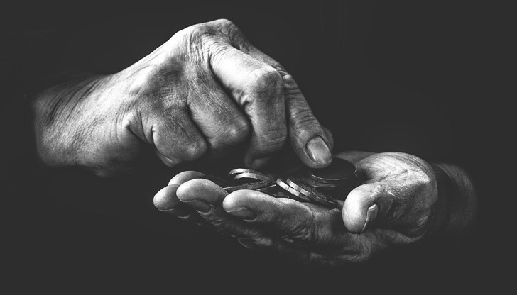 Всеки трети българин едва свързва двата края Всеки трети българин едва свързва двата края