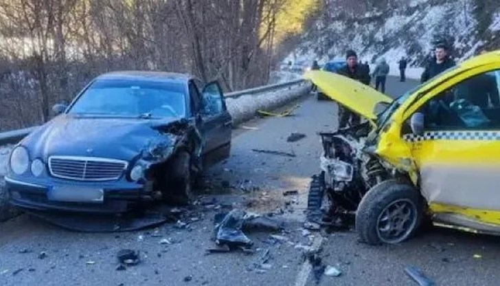 Предната броня на таксито е открита на метри от мястото на удара