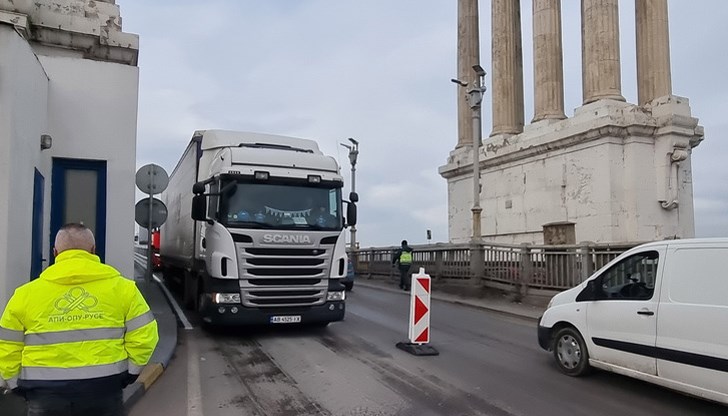 Защо частна фирма спъва трафика на Дунав мост въпреки Шенген