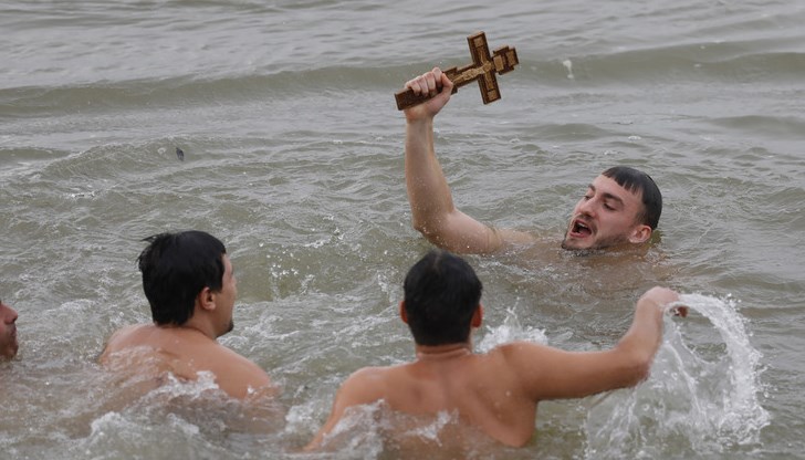 Смелчаци ще се борят за кръста, хвърлен във водата