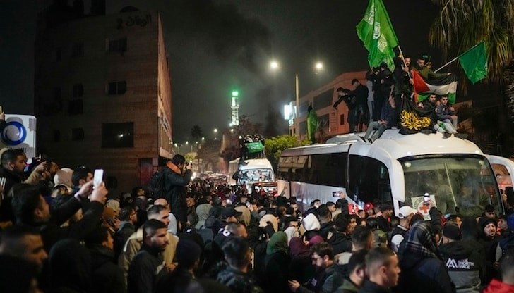 Стотици хора приветстваха автобусите с освободените затворници Стотици хора приветстваха автобусите с освободените затворници