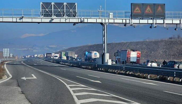 Над 20 автомобила се удариха край Сандански заради гъста мъгла Над 20 автомобила се удариха край Сандански заради гъста мъгла