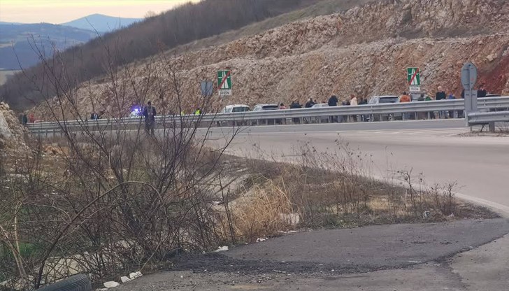 Лекият ѝ автомобил се е ударил в крайпътни скали Лекият ѝ автомобил се е ударил в крайпътни скали